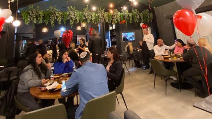 באבו בשרים על גחלים